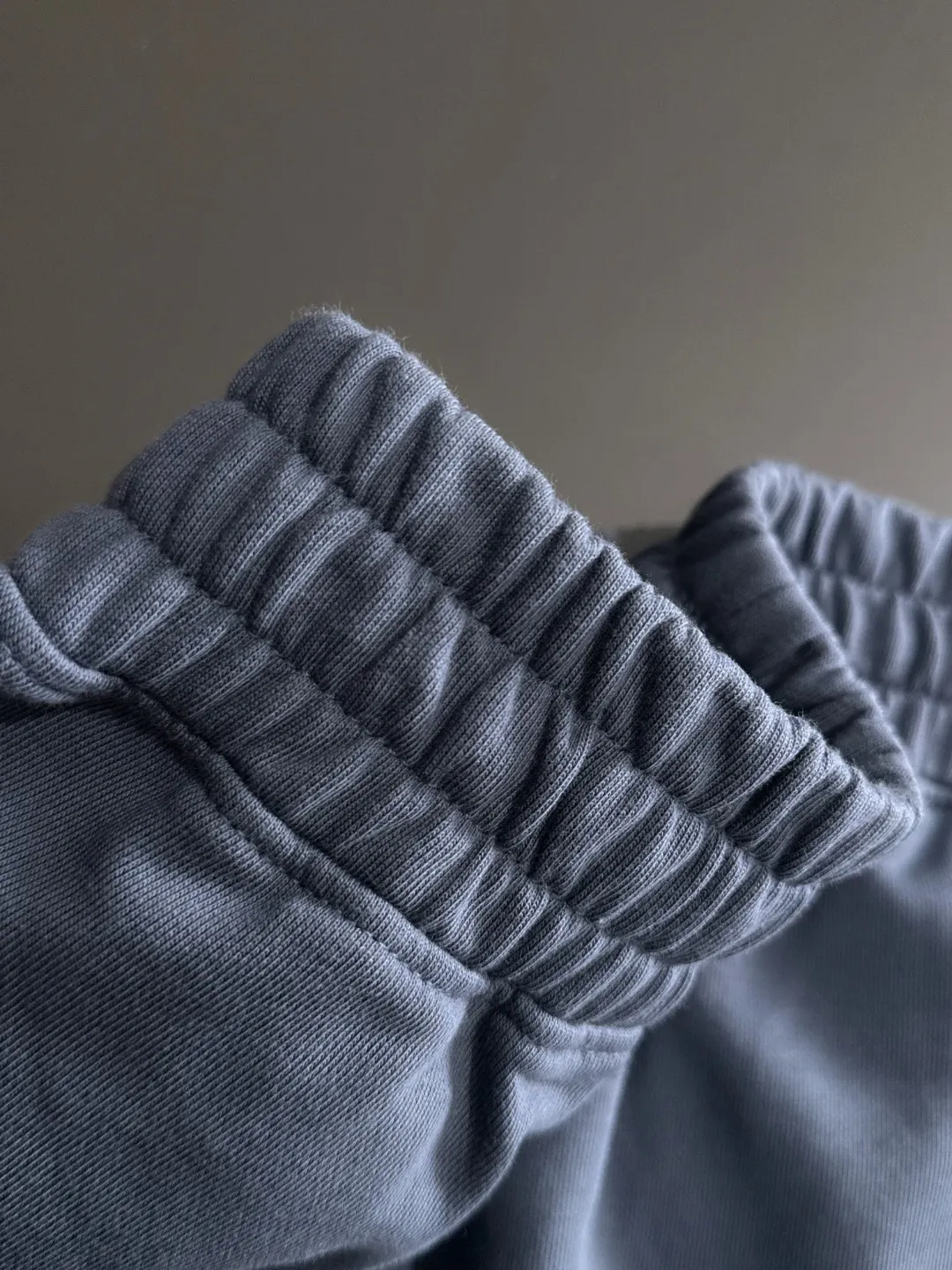 🅿️330 shipped next day, high quality Stone lsland/stone island 2025 spring and summer new style casual solid color loose shorts with elastic band, two needle stitches at the hem of the trousers, fine and firm stitching, custom-made fabrics at the counter, high breathability and comfort, impeccable details, brand element design concept, reflecting high quality. It feels delicate and soft! It presents a casual cut and the upper body shape is great! Size: S-XXL
